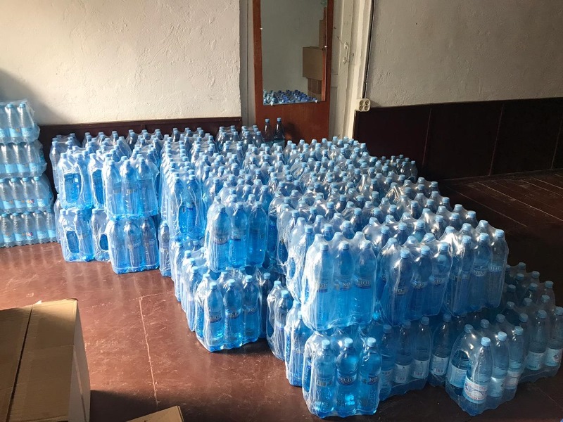 Депутаты Сухумского городского Собрания передали питьевую воду для пациентов   мобильного госпиталя, развернутого на территории пансионата "Айтар".