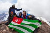 На вершине Аконкагуа установлен Государственный флаг Абхазии.