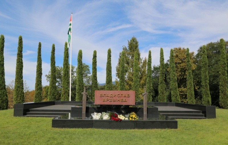 Депутаты городского Собрания возложили цветы к Мемориалу первого президента Абхазии
