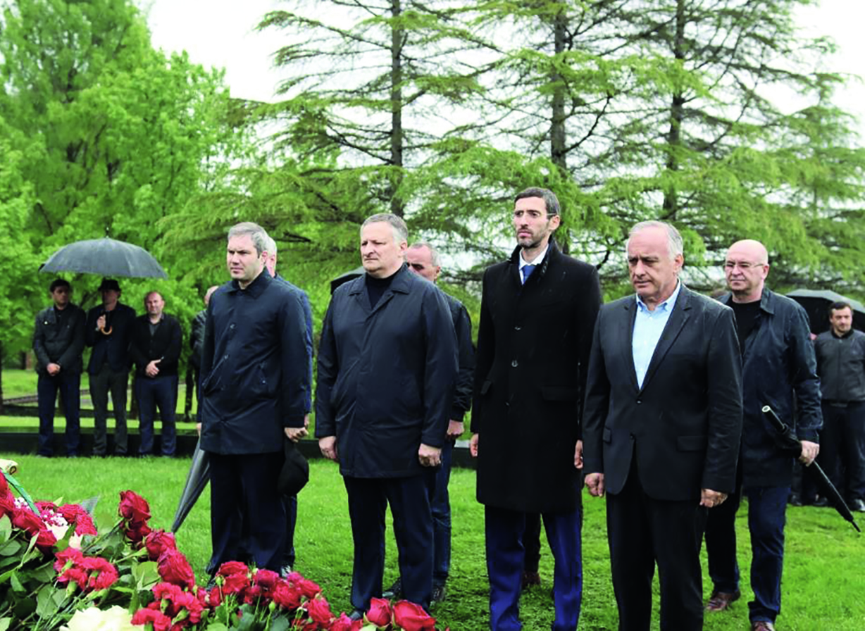 Депутаты Сухумского городского Собрания почтили память первого президента Владислава Ардзинба 